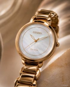 Citizen Eco-drive naisten kello helmiäistaululla | Ruusukullattu eleganssi kuuden kuukauden käyntivaralla | EM0673-83D