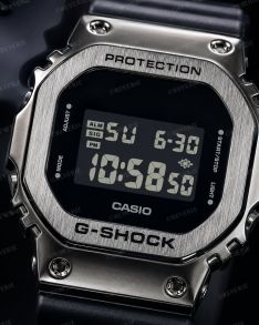 Metallinen G-SHOCK digitaalinen kello käänteisellä näytöllä | GM-5600U-1ER Heritage-sarja