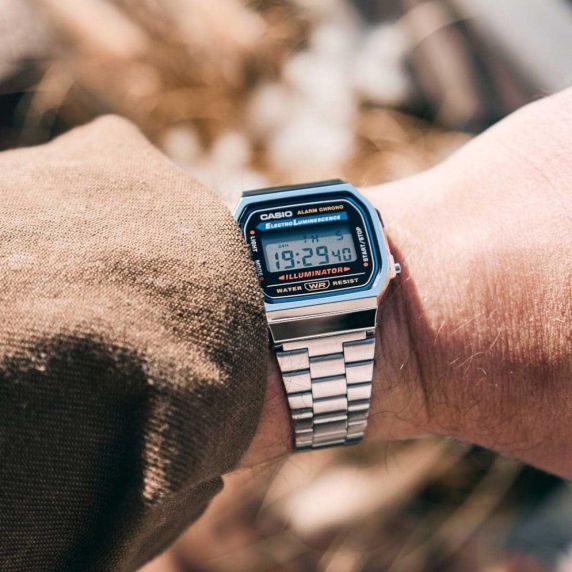 Ruostumaton teräksinen retro digitaalinen kello tyylikkyydellä | A168WA-1YES
