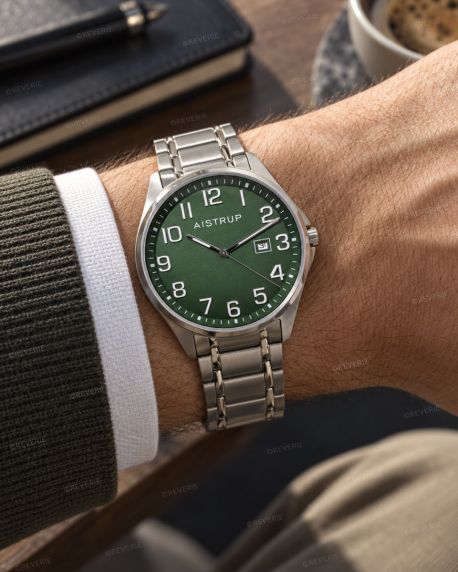Titaaninen miesten rannekello sinisellä kellotaululla, suuret selkeät numerot ja päivämääränäyttö titaanirannekkeessa Aistrup Titanium Sapphire -kokoelmasta | AIW7903
