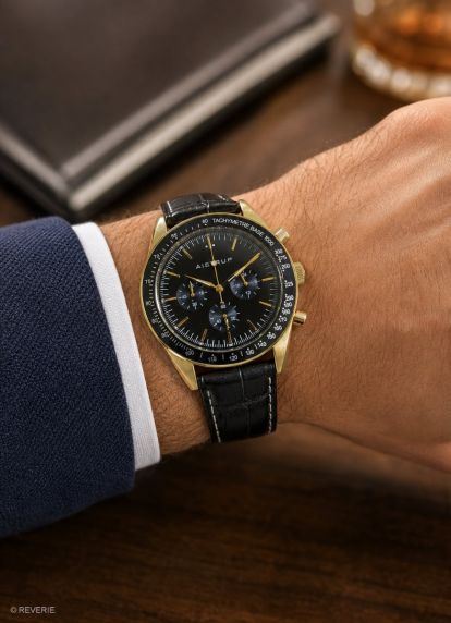 Aistrup AIW8701 Classic Sapphire Chronograph miesten rannekello mustalla kellotaululla ja kultaisilla yksityiskohdilla | AIW8701