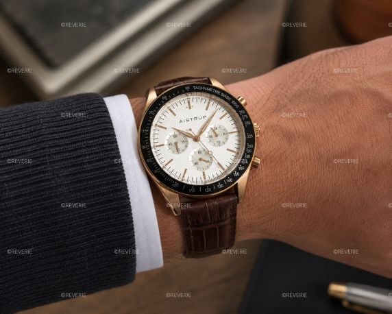 Aistrup AIW8702 Classic Sapphire Chronograph miesten rannekello valkoisella kellotaululla ja ruskealla nahkarannekkeella | AIW8702