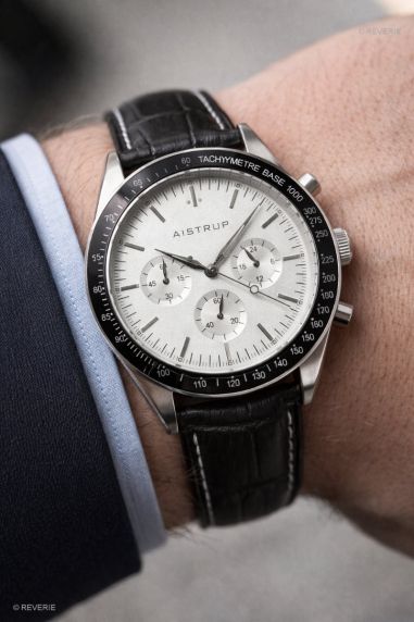 Aistrup AIW8703 Classic Sapphire Chronograph miesten rannekello valkoisella kellotaululla ja mustalla nahkarannekkeella | AIW8703