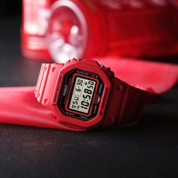 Punainen G-SHOCK Energy Pack digitaalinen kello salamanäytöllä | DW-5600EP-4ER