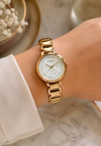 Citizen Eco-drive naisten kello helmiäistaululla | Ruusukullattu eleganssi kuuden kuukauden käyntivaralla | EM0673-83D