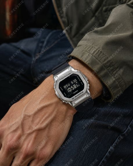 Metallinen G-SHOCK digitaalinen kello käänteisellä näytöllä | GM-5600U-1ER Heritage-sarja